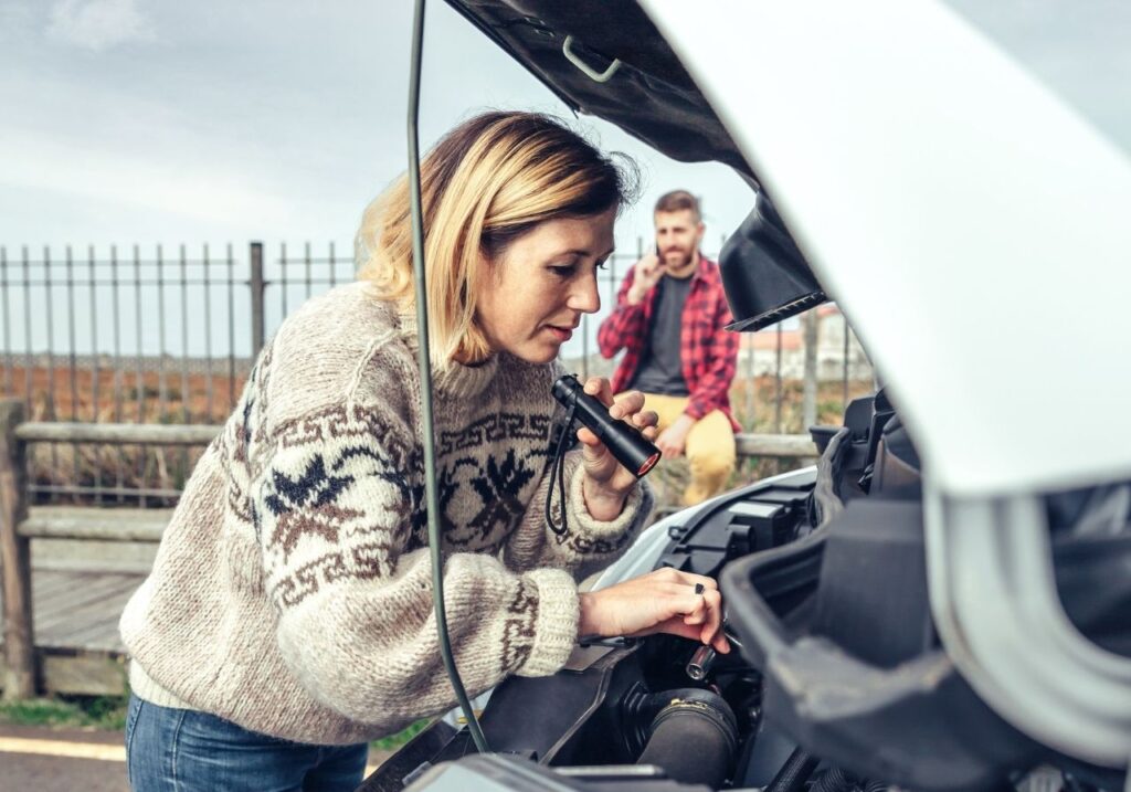 couple contacting rv technician for emergency rv repair