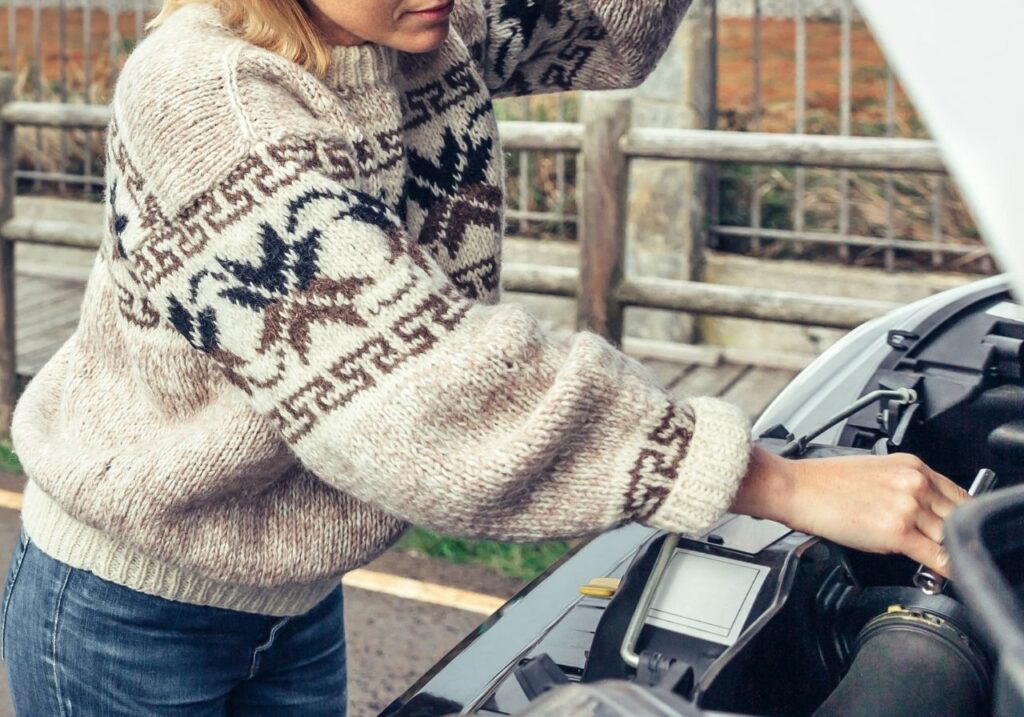 couple contacting rv technician for emergency rv repair