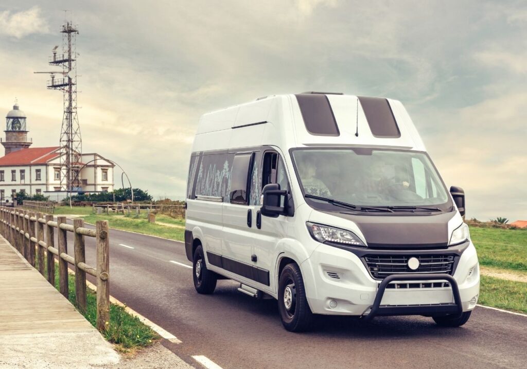 couple contacting rv technician for emergency rv repair